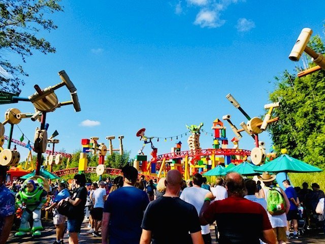 crowds at walt disney world hollywood studios