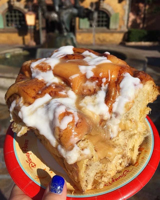 Cinnamon Roll Magic Kingdom Snacks Walt Disney World